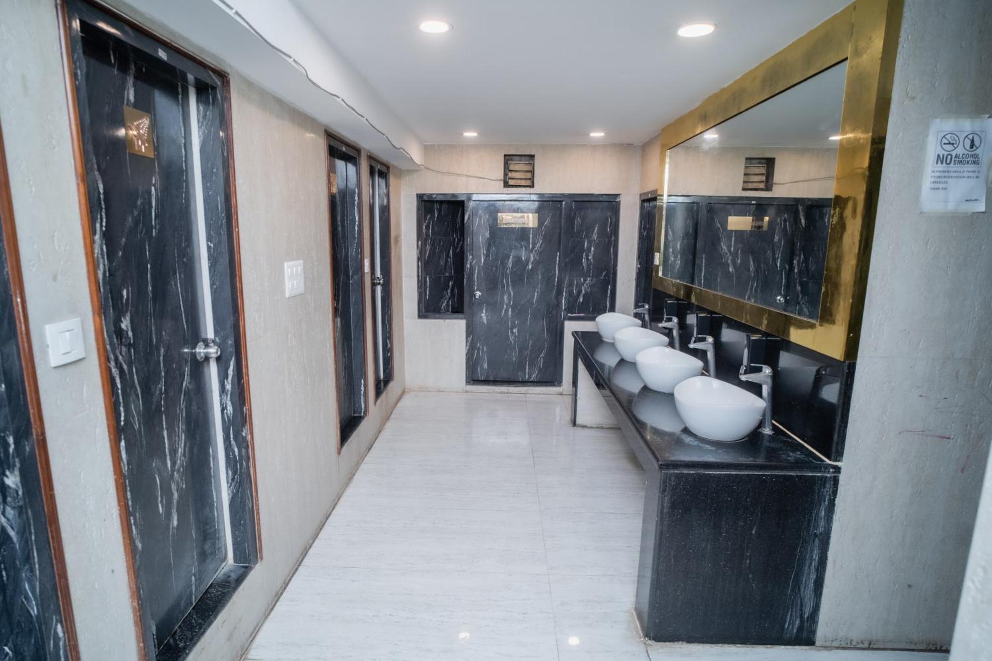 Pearl Courtyard Dormitory Varanasi Exterior foto